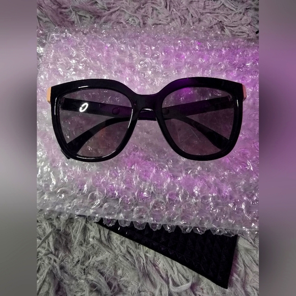 Fendi Black Sunglasses with Gold Accents - Picture 7 of 9